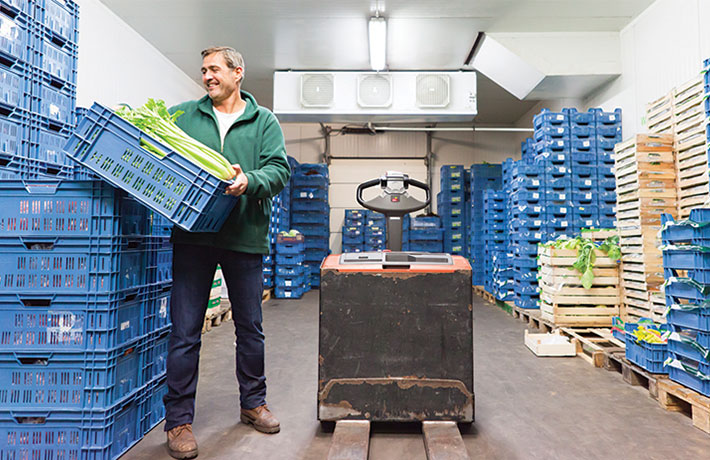 Мужчина укладывает продукты